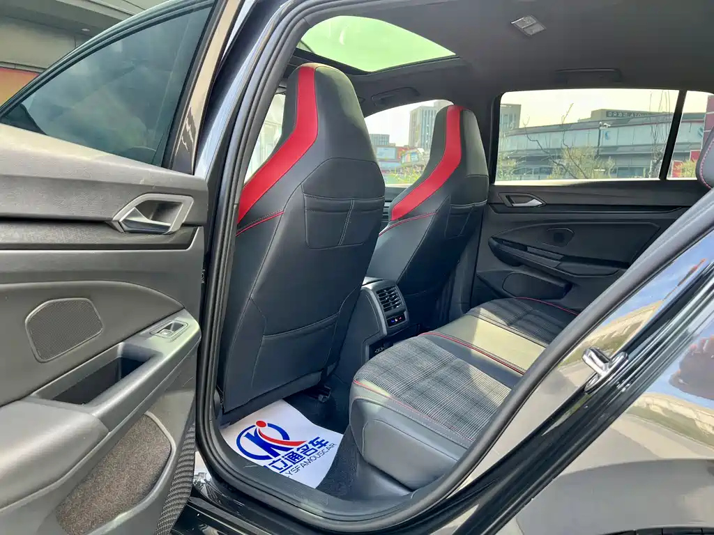VOLKSWAGEN GOLF GTI 2021