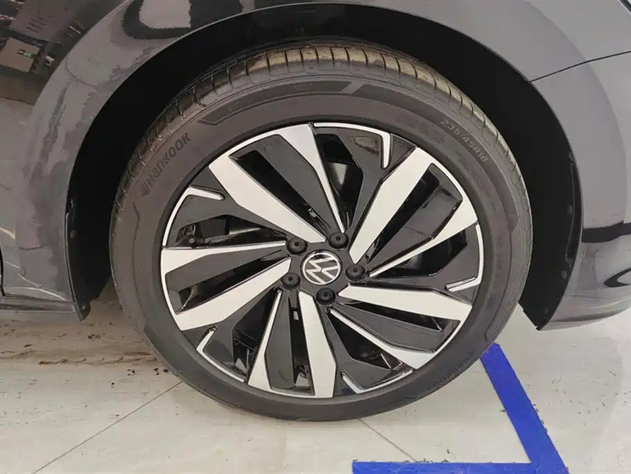 VOLKSWAGEN PASSAT 2023