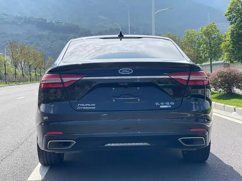 FORD TAURUS 2021