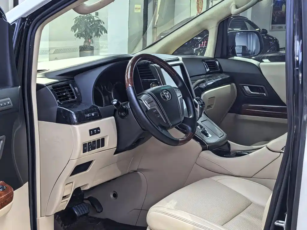 TOYOTA ALPHARD 2011