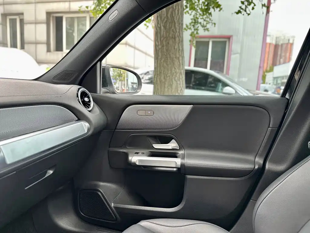 MERCEDES BENZ GLB 2023