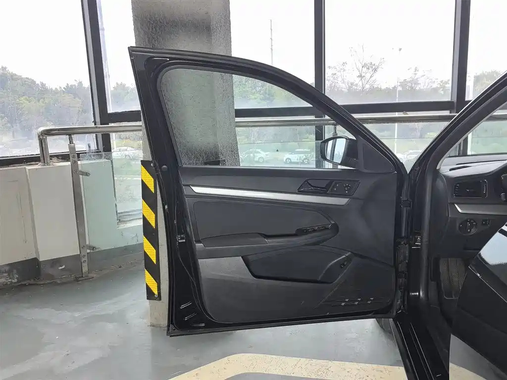 VOLKSWAGEN LAVIDA 2016