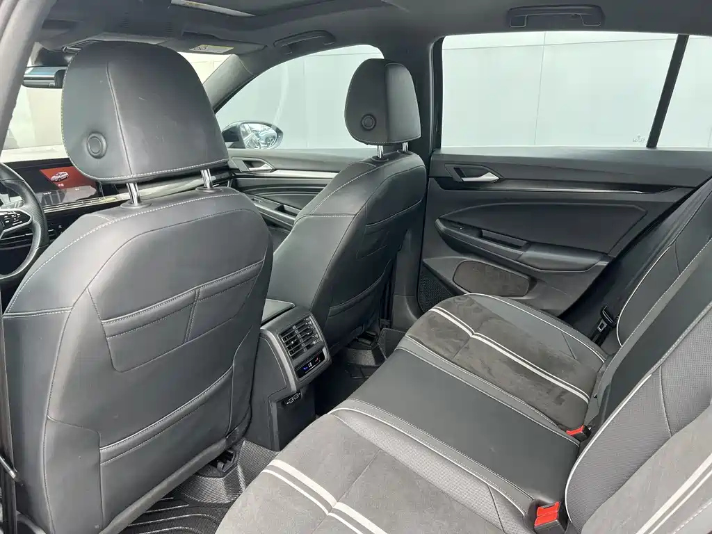 VOLKSWAGEN GOLF 2022