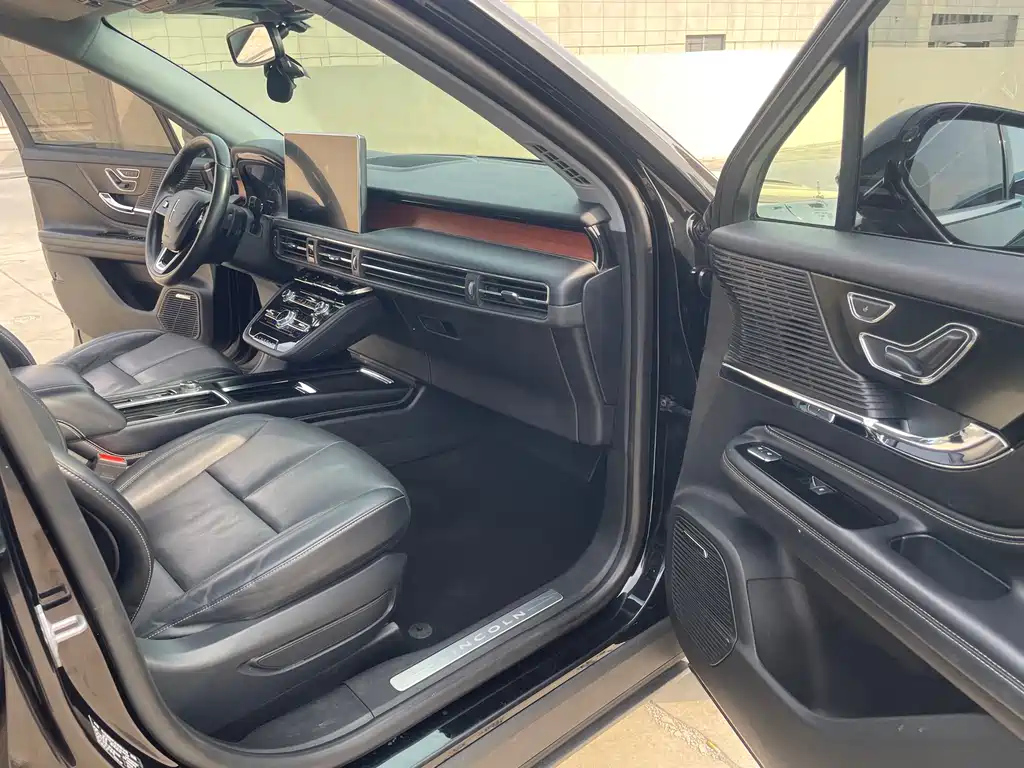 LINCOLN ADVENTURER 2020