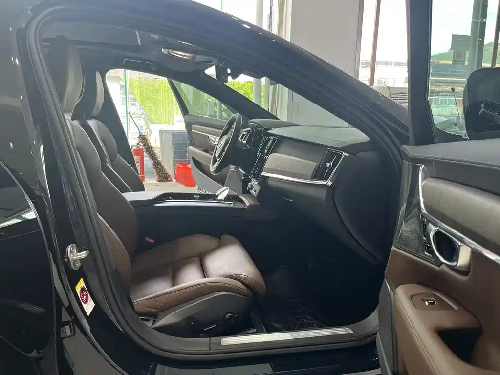VOLVO S90 2024
