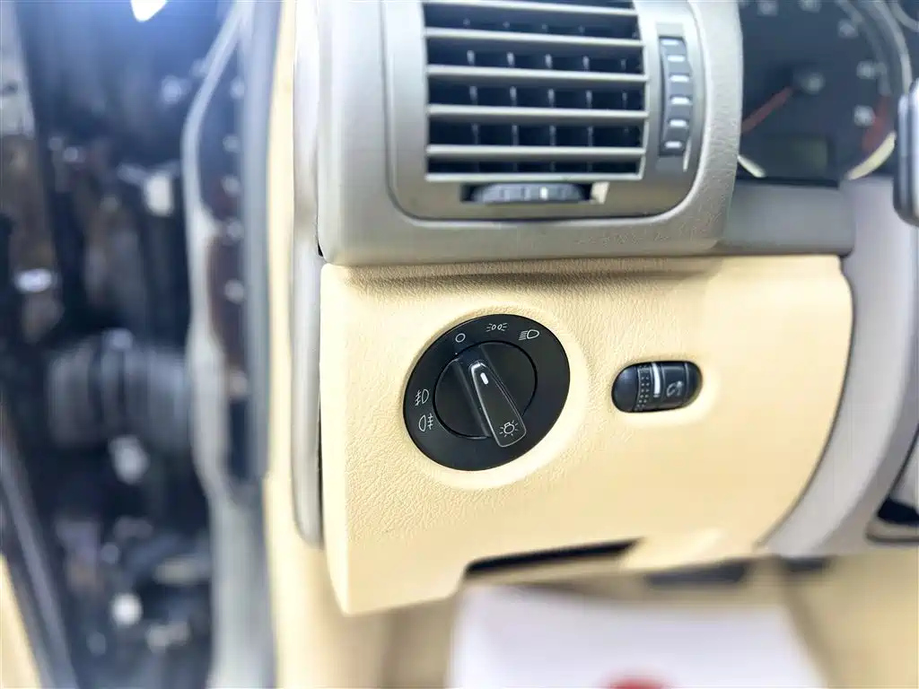 VOLKSWAGEN PASSAT LINGYU 2009