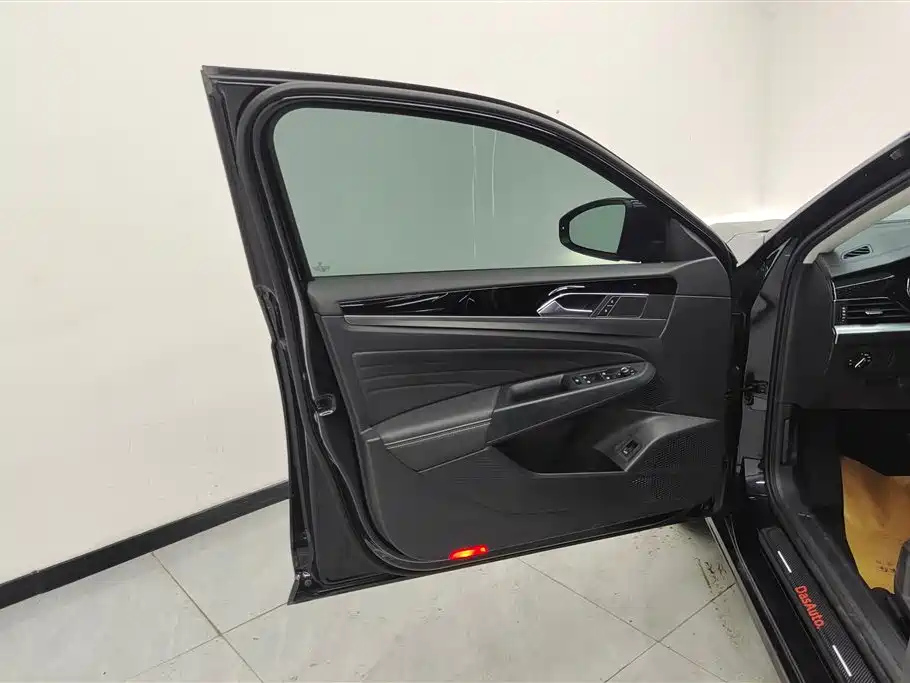 VOLKSWAGEN PASSAT 2023