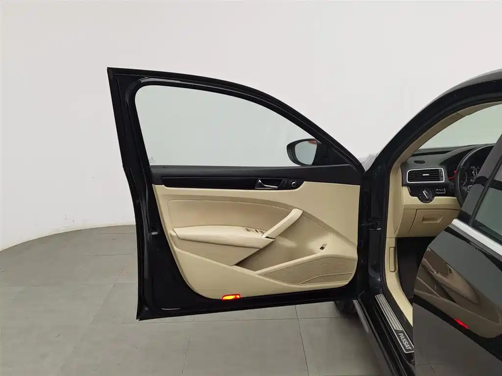 VOLKSWAGEN PASSAT 2015