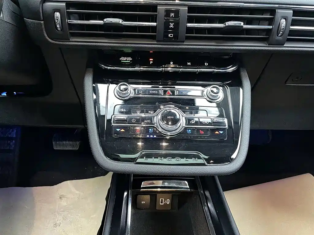LINCOLN ADVENTURER 2020