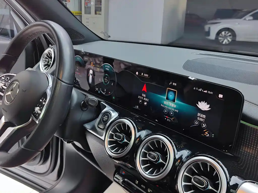 MERCEDES BENZ GLB 2021