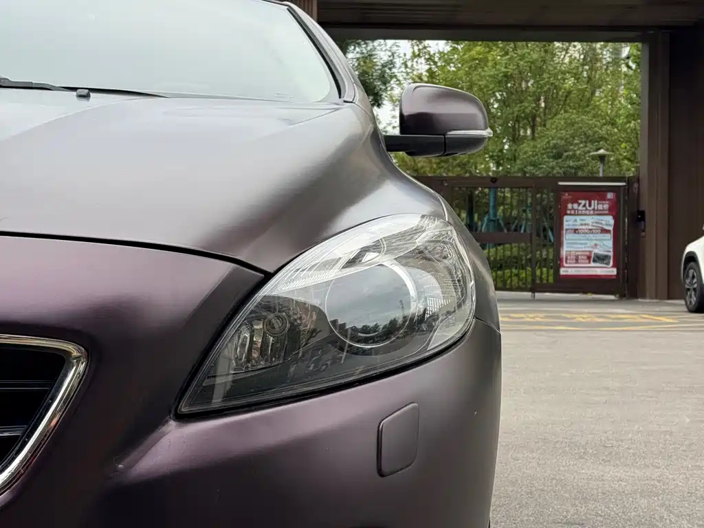VOLVO V40 2016