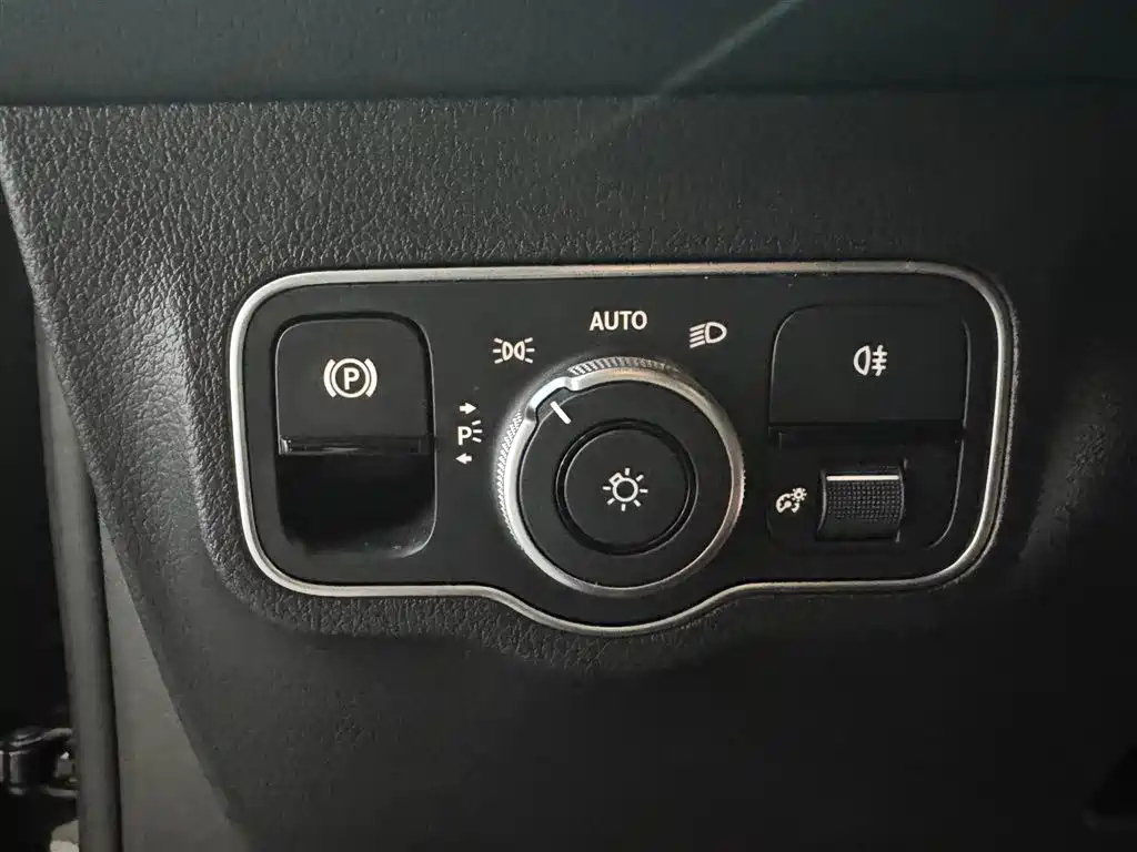 MERCEDES BENZ GLB 2023