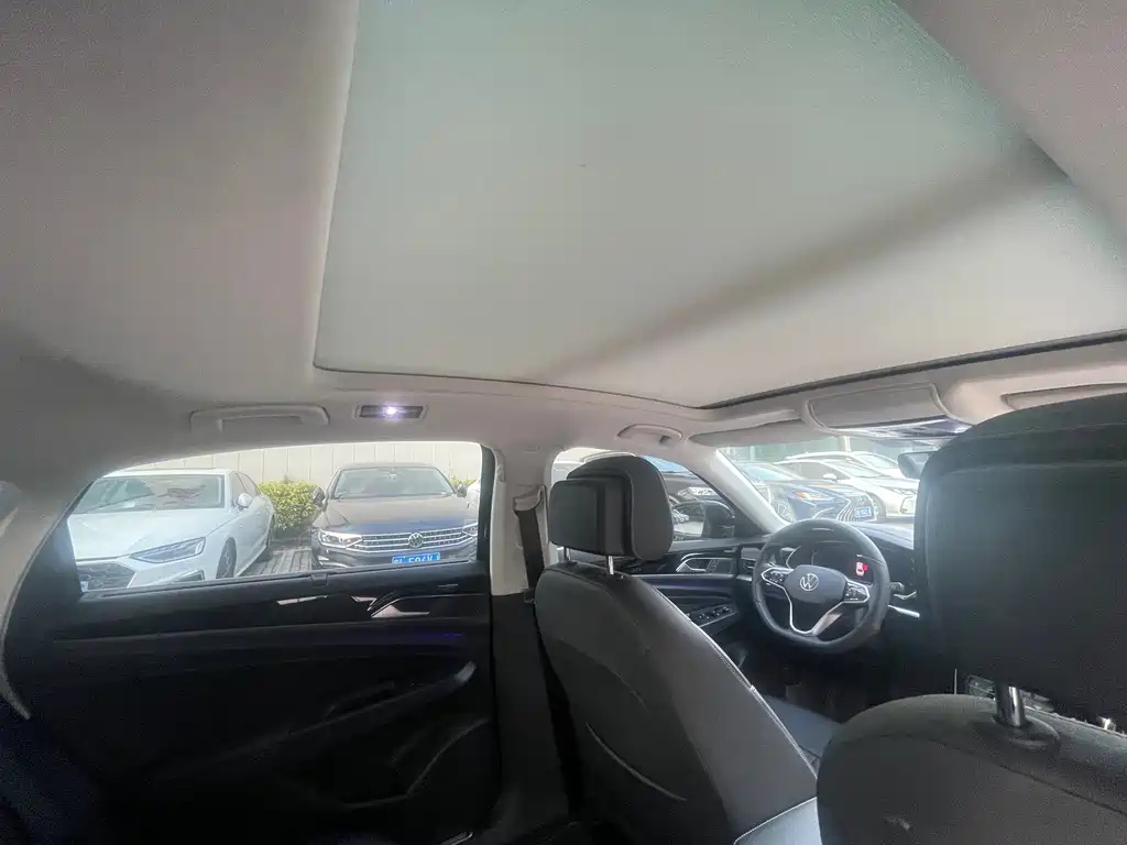 VOLKSWAGEN PASSAT 2023