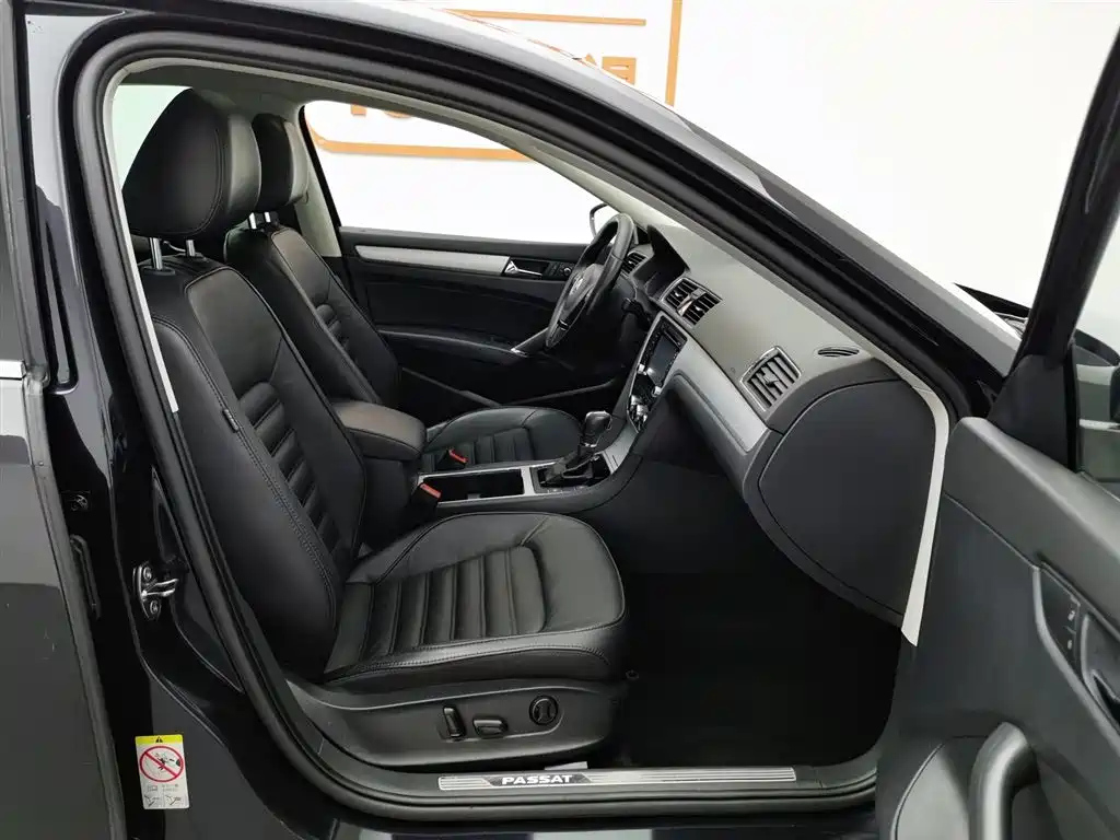 VOLKSWAGEN PASSAT 2014