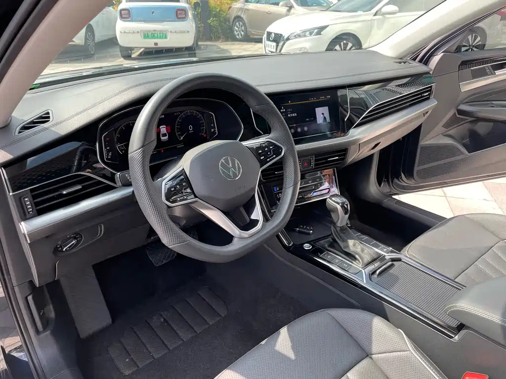 VOLKSWAGEN PASSAT 2024