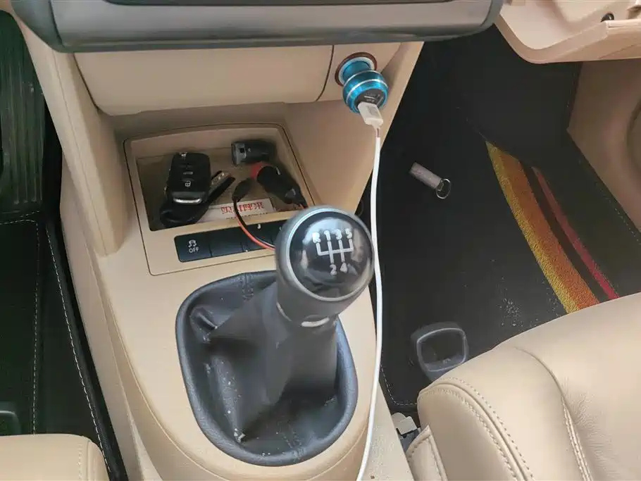 VOLKSWAGEN TOURAN 2013