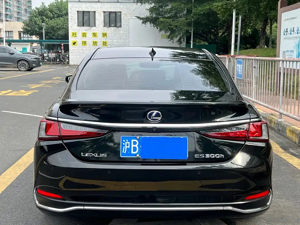 LEXUS ES 2019