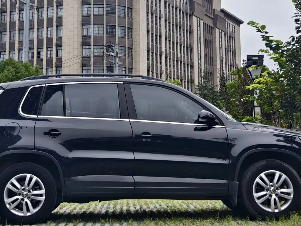 VOLKSWAGEN TIGUAN 2015