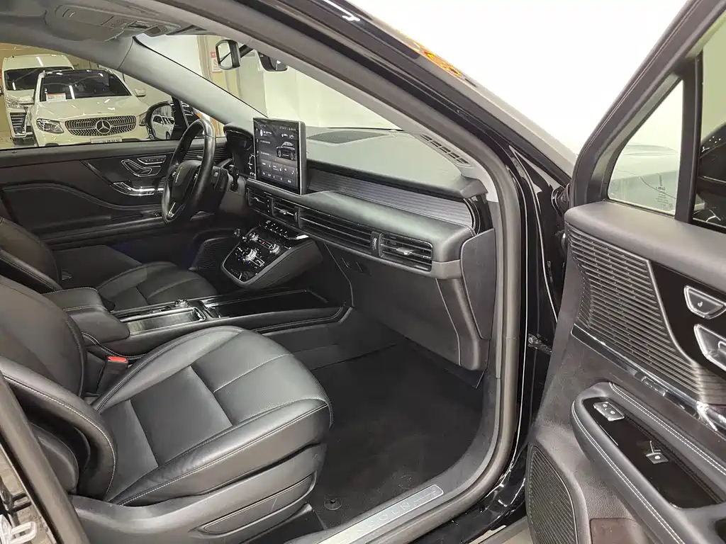 LINCOLN ADVENTURER 2021