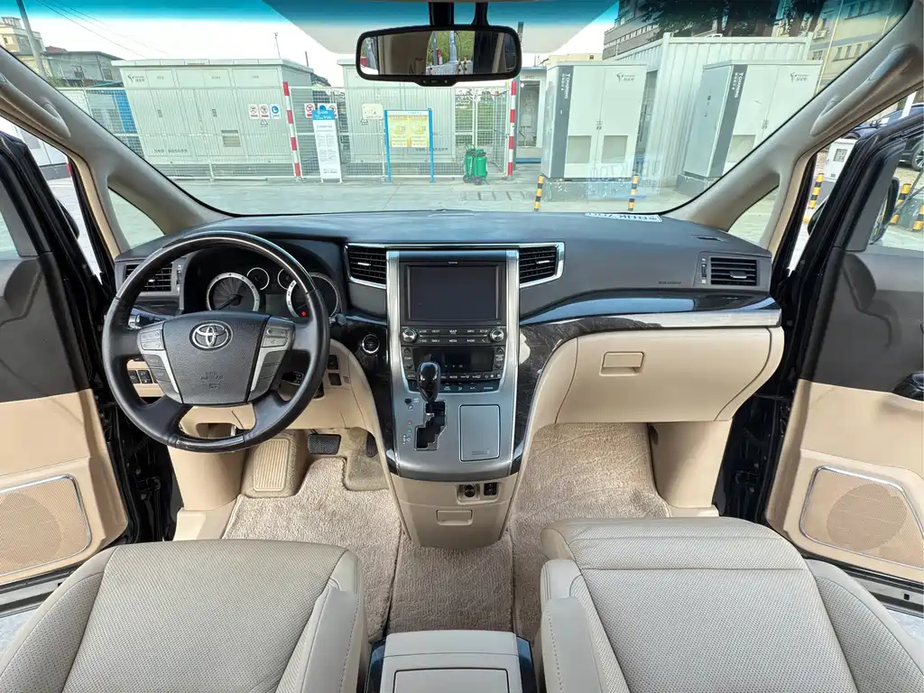 TOYOTA ALPHARD 2012