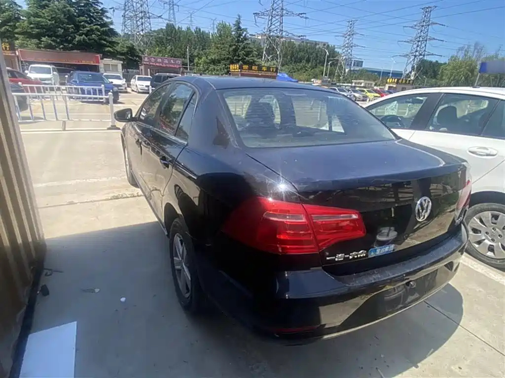 VOLKSWAGEN BORA 2013