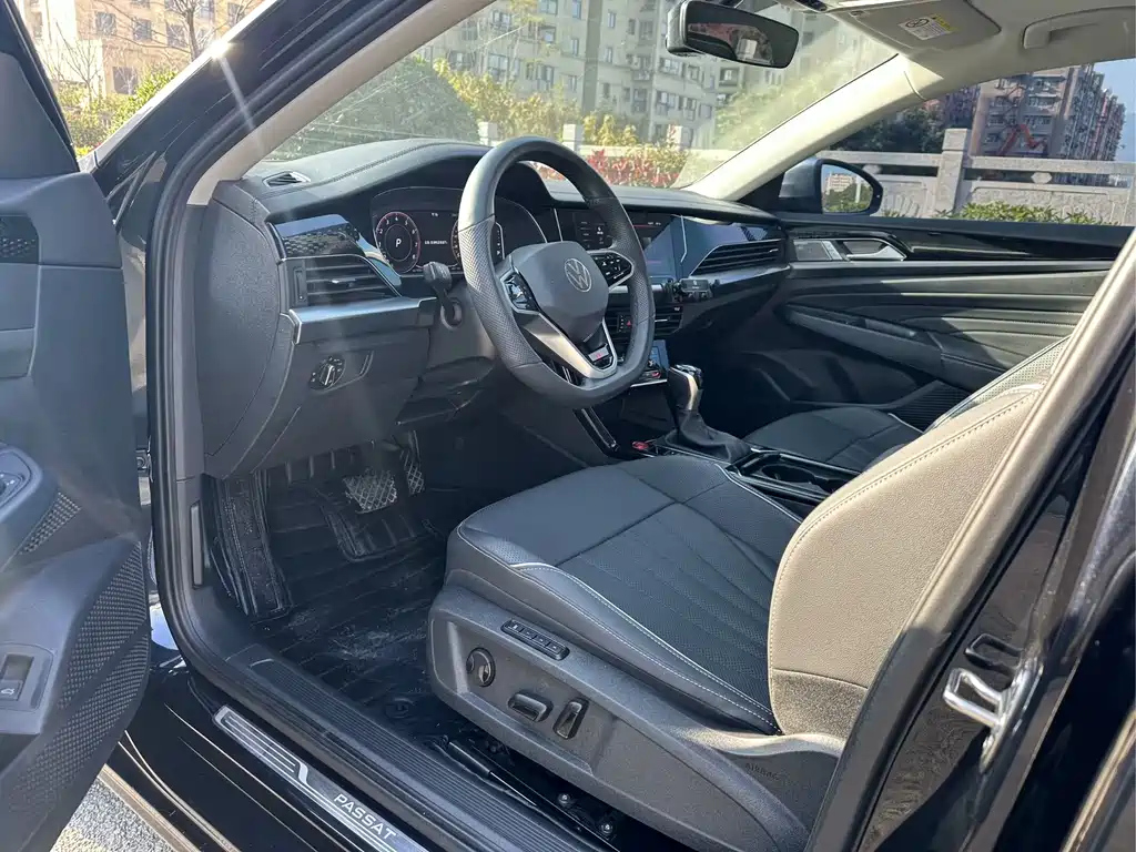 VOLKSWAGEN PASSAT 2024