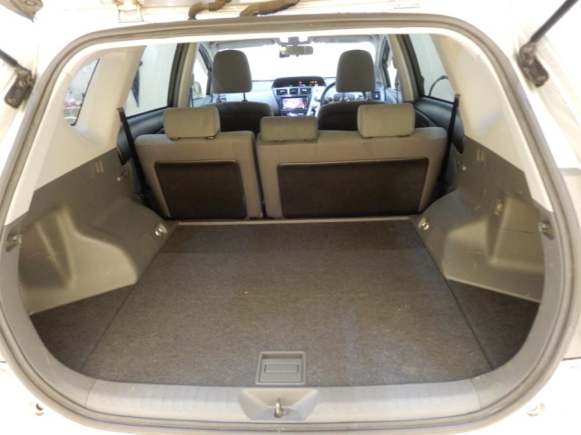TOYOTA PRIUS ALPHA 2012
