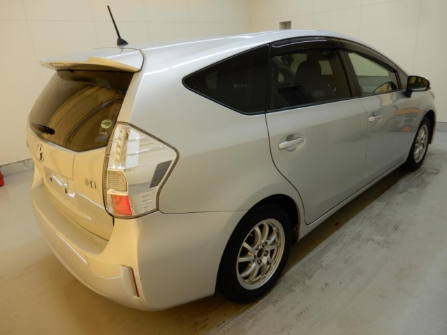 TOYOTA PRIUS ALPHA 2012