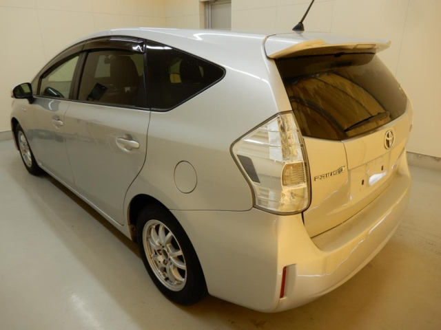 TOYOTA PRIUS ALPHA 2012
