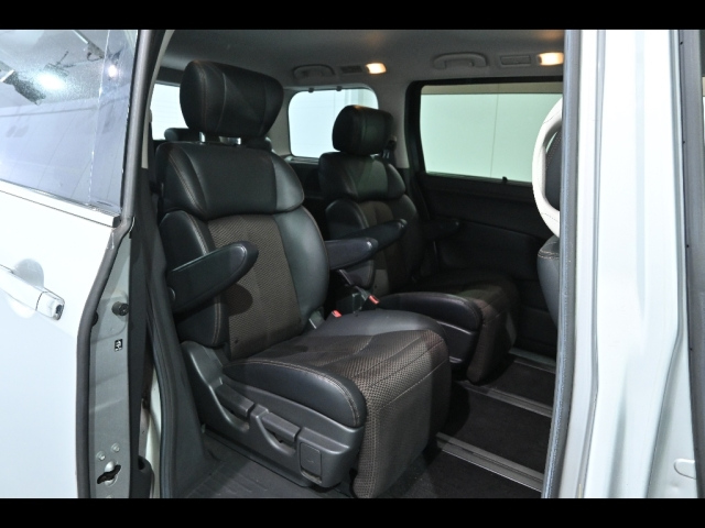 NISSAN ELGRAND 2010