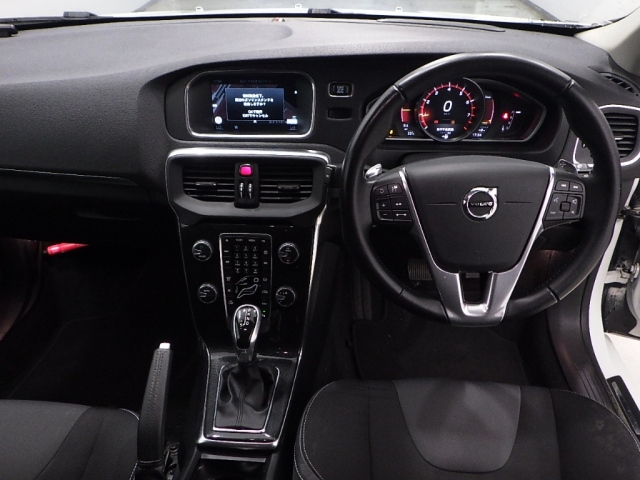 VOLVO V40 2016