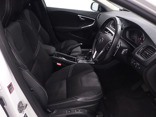 VOLVO V40 2016