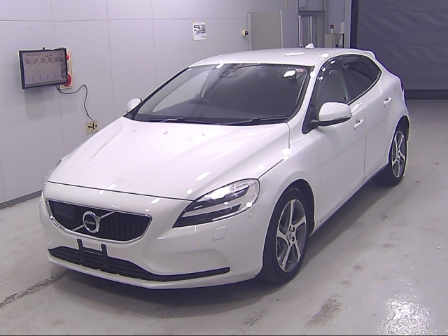 VOLVO V40 2016
