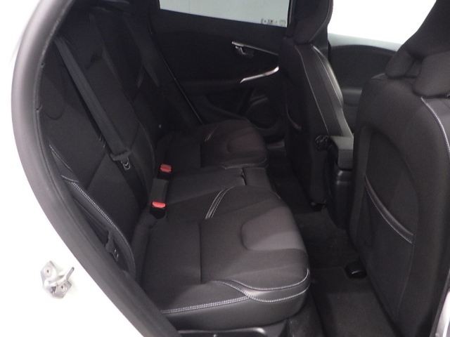 VOLVO V40 2016