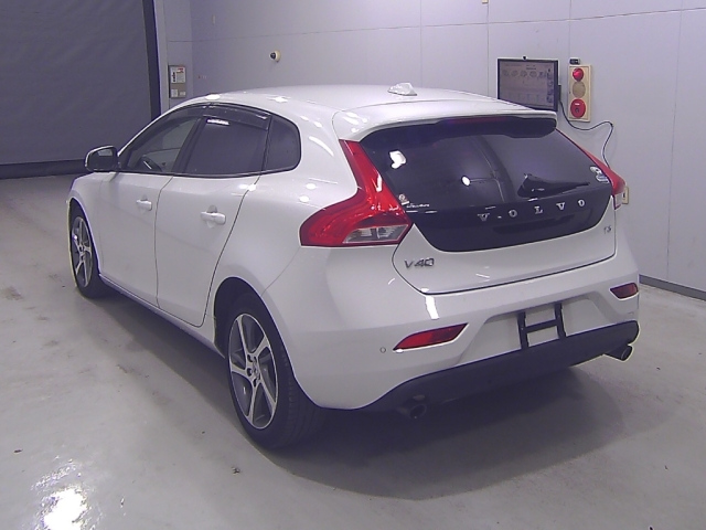 VOLVO V40 2016