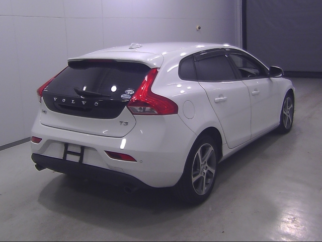VOLVO V40 2016