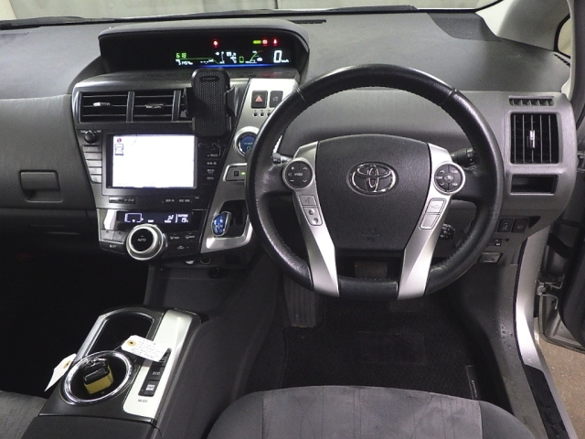TOYOTA PRIUS ALPHA 2013