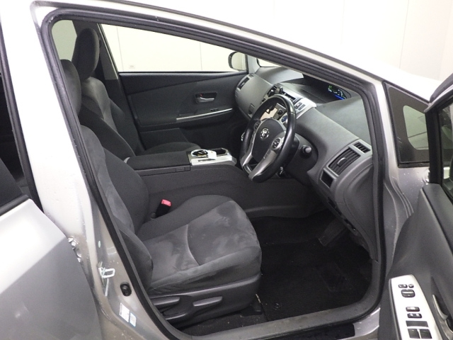 TOYOTA PRIUS ALPHA 2013