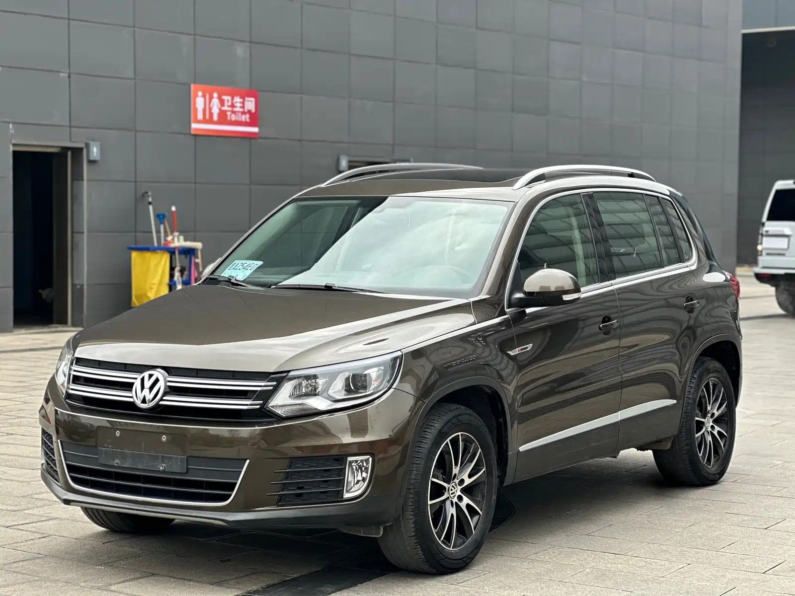 VOLKSWAGEN TIGUAN 2016