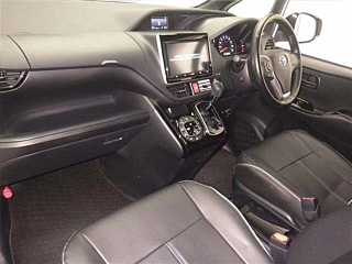 TOYOTA VOXY 2017