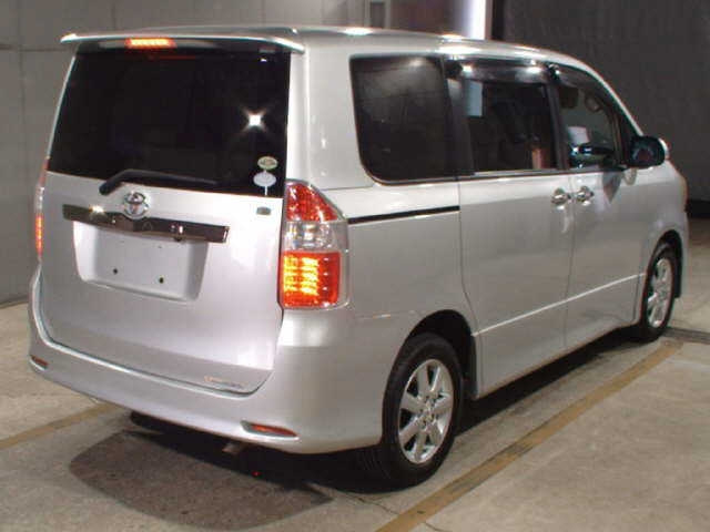 TOYOTA NOAH 2008