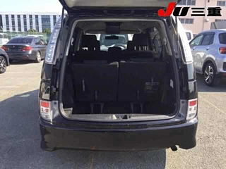 TOYOTA ISIS 2011