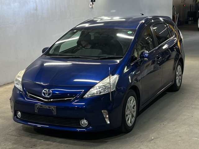 TOYOTA PRIUS ALPHA 2013
