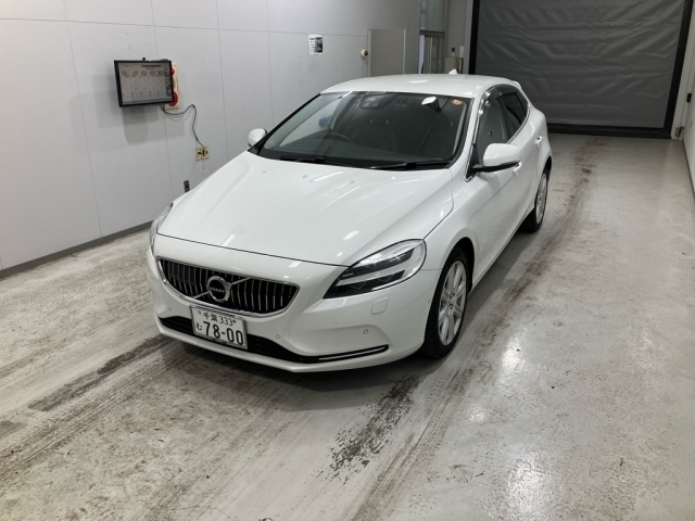 VOLVO V40 2018