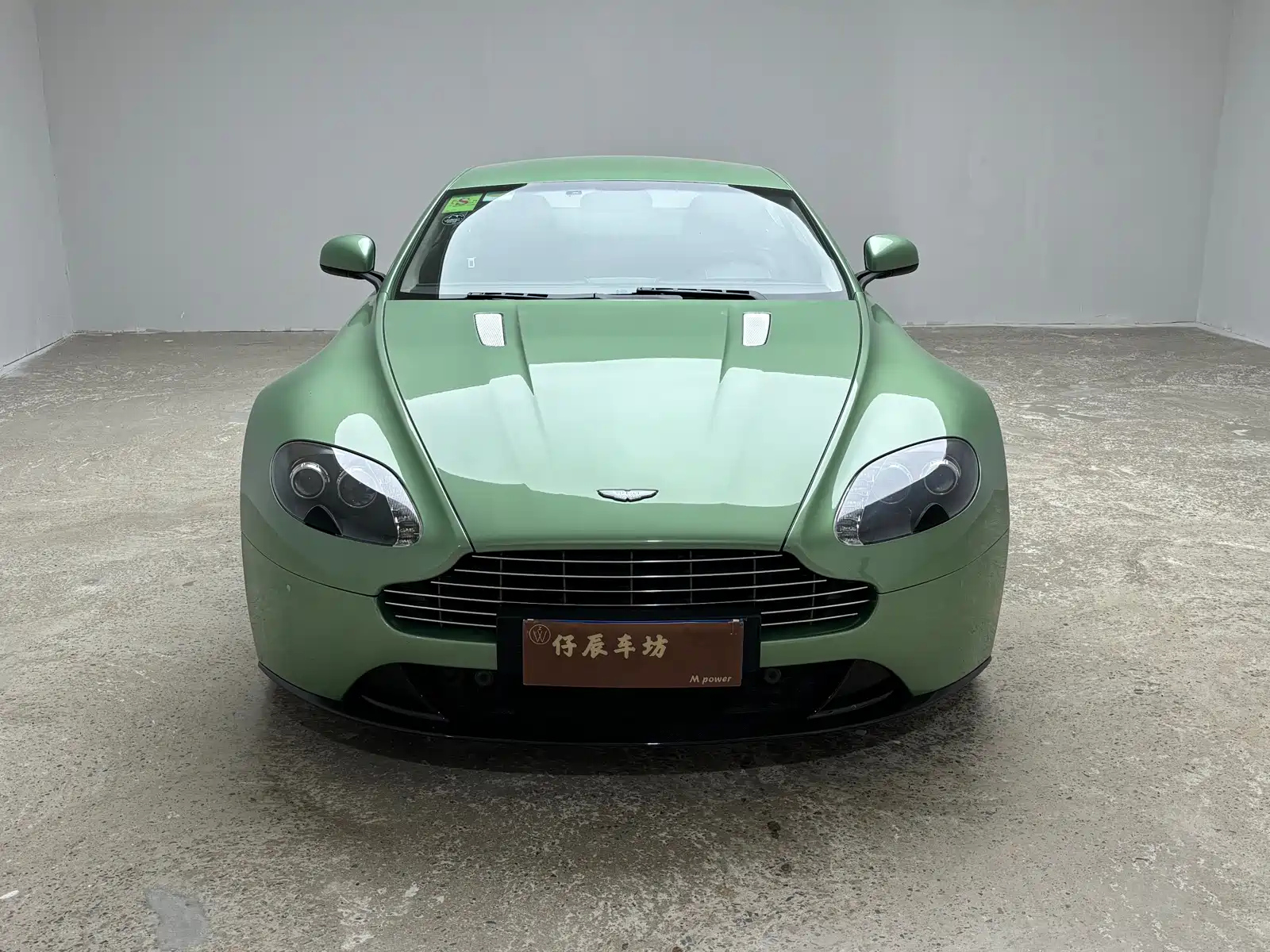 ASTON MARTIN V8 VANTAGE 2014