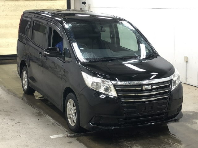 TOYOTA NOAH 2015