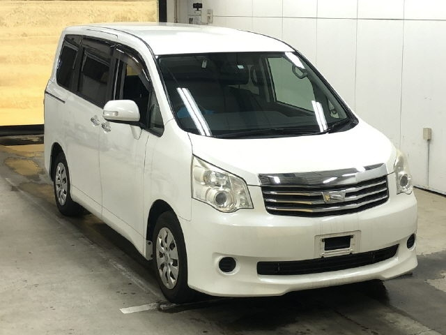 TOYOTA NOAH 2013