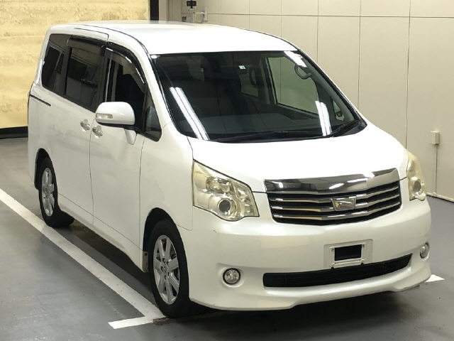TOYOTA NOAH 2011