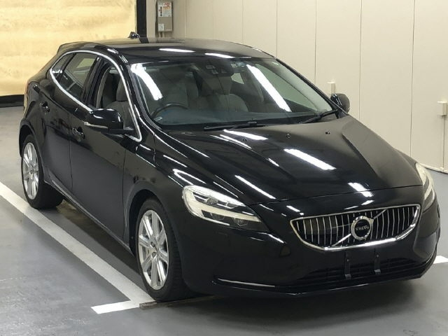 VOLVO V40 2016