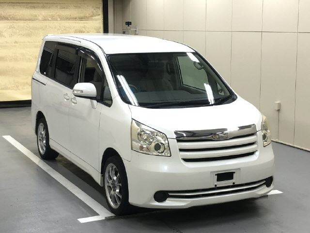 TOYOTA NOAH 2009